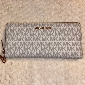 Brand new Micheal Kors travel continental